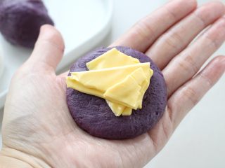 糯米紫薯糕,紫薯芋泥馅按扁，中间放适量芝士片，包起来将收口封严。
