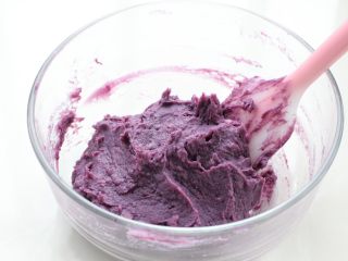 糯米紫薯糕,取出蒸好的芋头和紫薯压成泥状，如果太干可以加入适量牛奶进行调节。