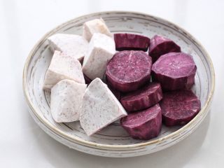 糯米紫薯糕,将芋头和紫薯洗净去皮切块，装盘覆盖保鲜膜上锅蒸至软熟状态，也可以用微波炉操作。