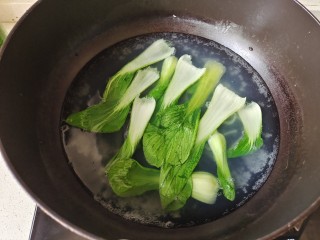 家常挂面,青菜放入锅中焯烫一下。可以和面条一起煮，我忘记了。