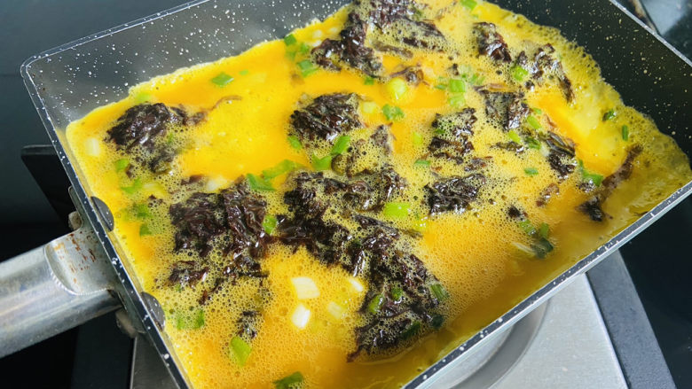 紫菜饼,锅中刷入少许食用油加热，倒入蛋液，小火煎至表面蛋液凝固