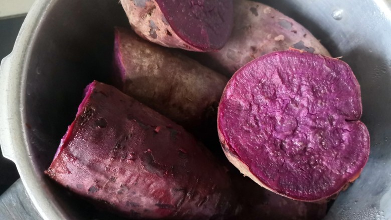糯米紫薯糕,将紫薯洗干净蒸熟