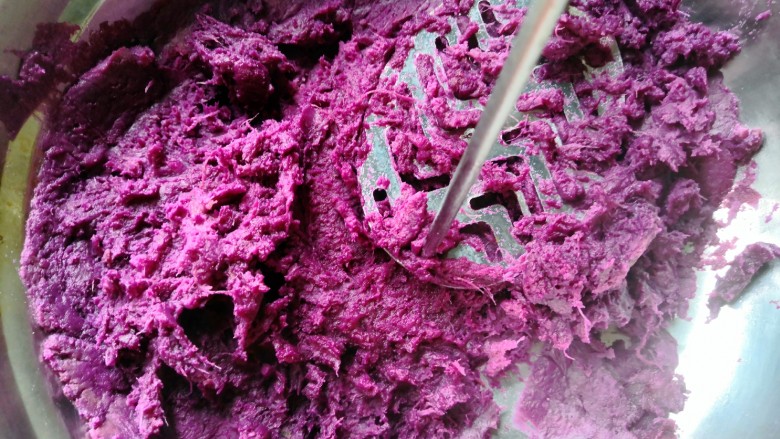 糯米紫薯糕,将紫薯去皮压成泥