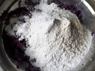 糯米紫薯糕,取500克紫薯泥加入粉类