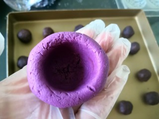 糯米紫薯糕,将紫薯面团分成35克一个小剂子，整成碗状