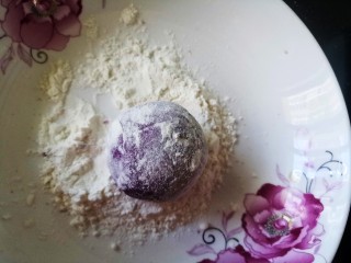 糯米紫薯糕,在糯米粉里滚一下，拍掉多余的粉
