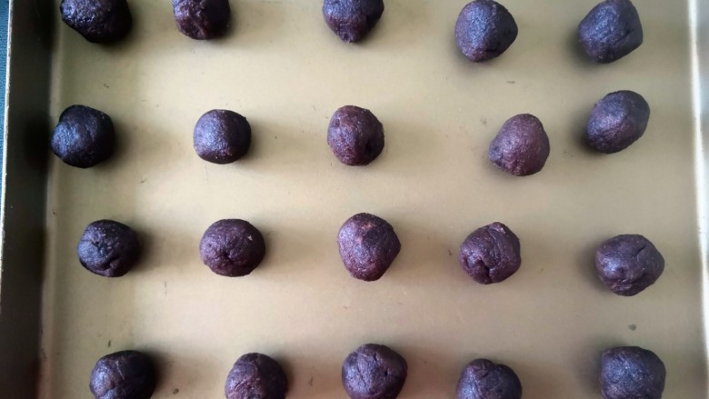 糯米紫薯糕,豆沙馅平均分成20份，搓圆