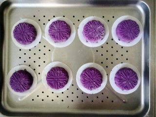 糯米紫薯糕,摆入垫了油纸的蒸盘