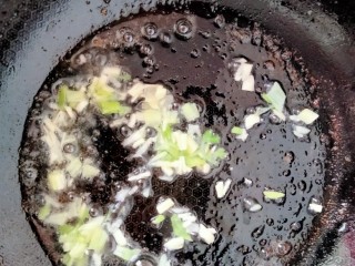 肥牛金针菇卷,起锅烧油，将蒜末葱末爆香！