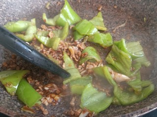 茄子盖浇饭,放入尖椒炒一炒，如果爱吃辣的，尖椒就后放
