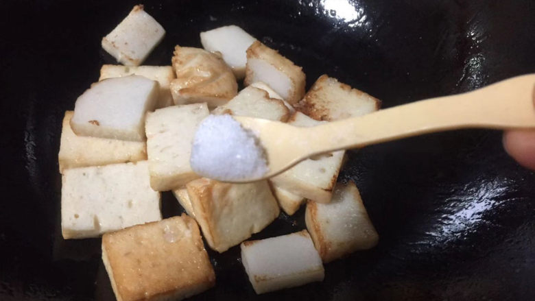 红烧鱼豆腐,适量盐，翻炒均匀