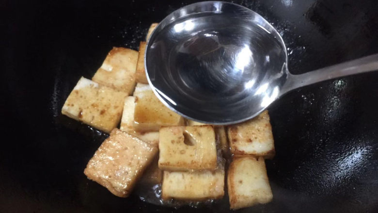 红烧鱼豆腐,加入一勺清水，闷煮大半分钟