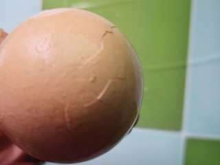 茶叶蛋,鸡蛋圆头对桌面敲一下，不要担心煮的时候会漏蛋液，因为它本来就是空的而且还有一层薄膜