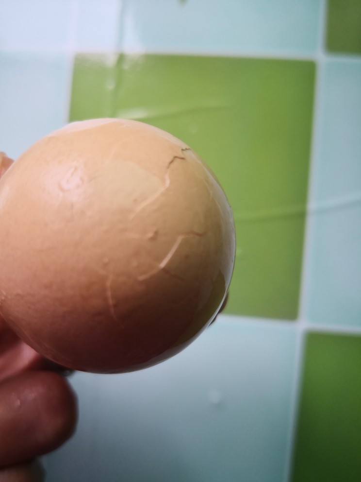 茶叶蛋,鸡蛋圆头对桌面敲一下，不要担心煮的时候会漏蛋液，因为它本来就是空的而且还有一层薄膜