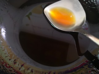 茶叶蛋,加适量水炒成焦糖水备用