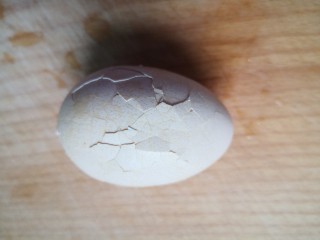 茶叶蛋,取一个鸡蛋在案板上轻轻敲几下，方便入味