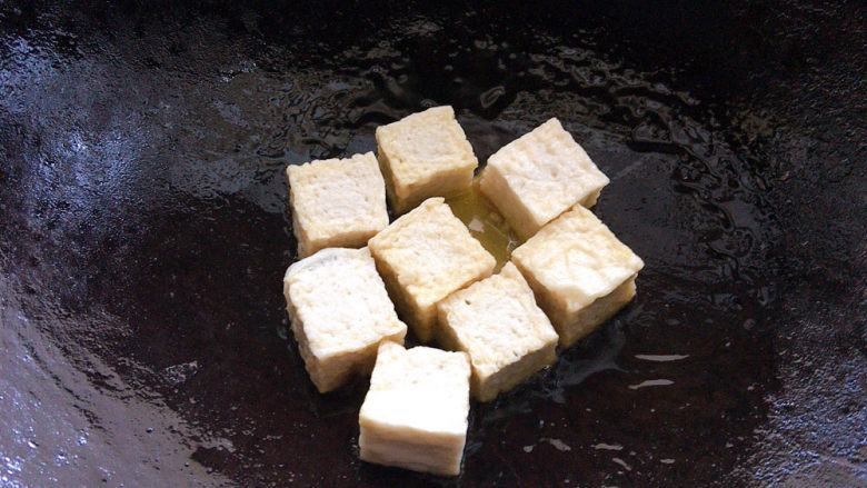 红烧鱼豆腐,将鱼豆腐加入锅中，中小火煎一煎。
