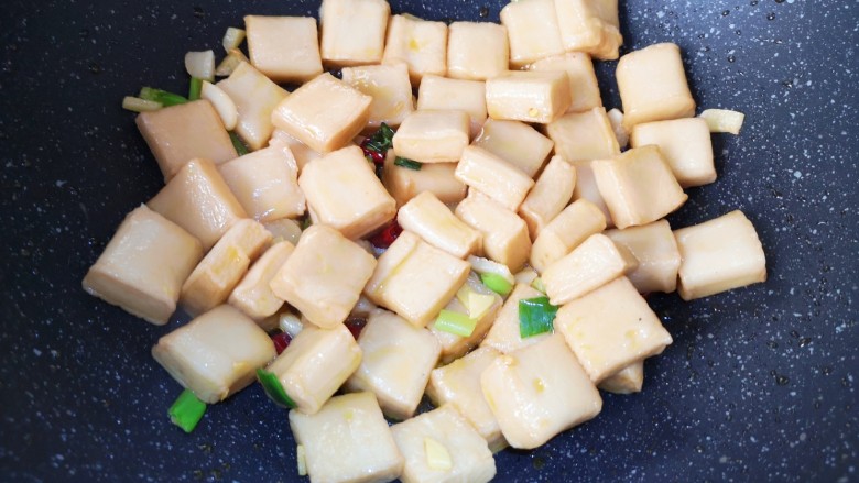 红烧鱼豆腐,翻炒至鱼豆腐表面微微焦黄。