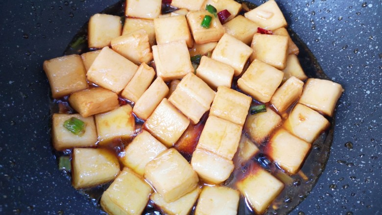 红烧鱼豆腐,加入调好的红烧汁。