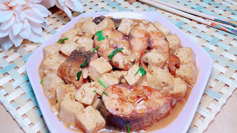 咸香入味的红烧鱼豆腐就上桌了17 鲜美极了,豆腐比鱼肉都入味好吃!