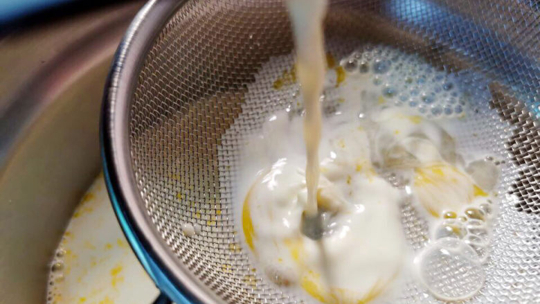 烤牛奶,搅拌均匀过筛