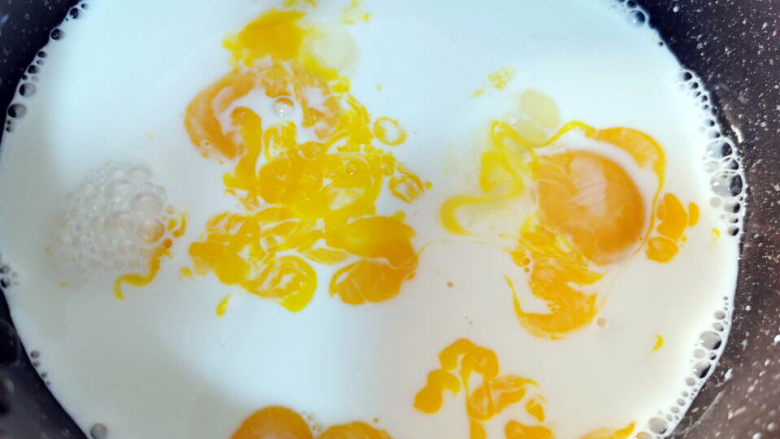 烤牛奶,被蛋黄化了一幅抽象图案