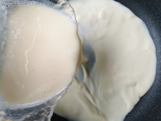 烤牛奶,在不粘锅中倒入蛋奶液，小火加热。