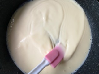 烤牛奶,用硅胶刀不停的顺一个方向搅打。