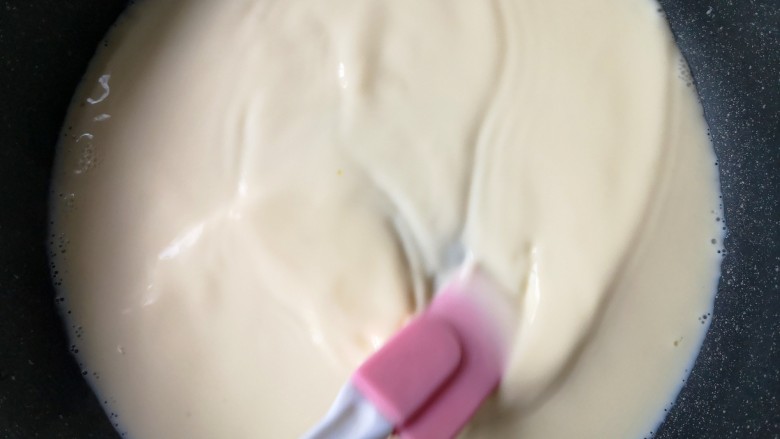 烤牛奶,用硅胶刀不停的顺一个方向搅打。