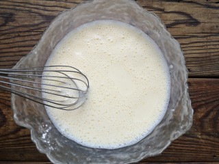 烤牛奶,搅打均匀至完全无颗粒状。