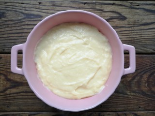 烤牛奶,将奶糊倒入模具中，表面用刮刀抹平，稍微用力震一下，让表面变得平整。放凉后盖上保鲜膜，放入冰箱冷藏至凝固（2小时左右）即可。