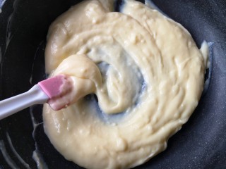 烤牛奶,这个时候一定要注意观察面糊的状态，待蛋奶液变成浓稠的糊状。