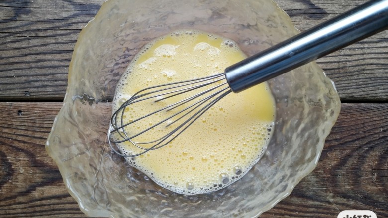 烤牛奶,搅打均匀，留出15毫升左右的蛋液备用。