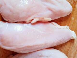 肉馅鸡蛋卷,三块鸡胸肉去掉多余的筋膜，清洗干净。
