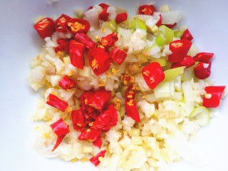 葱油花蛤,取碗放入葱姜蒜，米辣，干辣椒，
