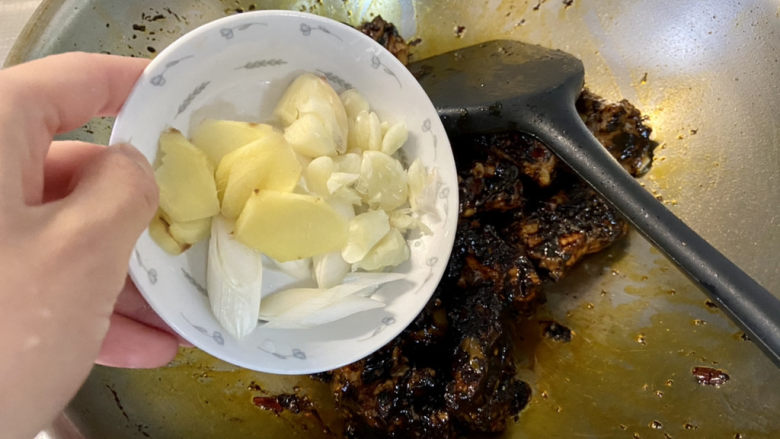 酱香排骨➕酱香土豆烧排骨,加入蒜，葱白，姜片，