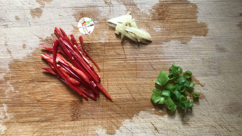 醋溜绿豆芽,配菜洗净，葱切末，姜和红线椒切丝