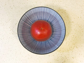 家常挂面,西红柿洗净，浇热水烫一下