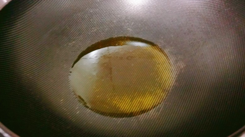 蒜蓉粉丝蒸丝瓜,锅中倒入一勺菜籽油烧热有烟出来。