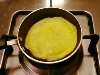 肉馅鸡蛋卷,平底锅刷薄薄一层食用油烧热，倒入鸡蛋液摊成鸡蛋饼，定型后翻另一面。