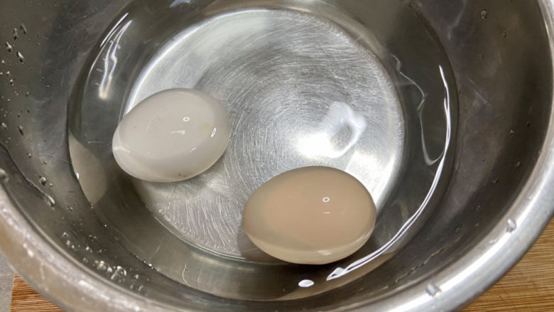 家常挂面➕平菇香肠面,蒸好的鸡蛋凉水浸泡方便剥壳