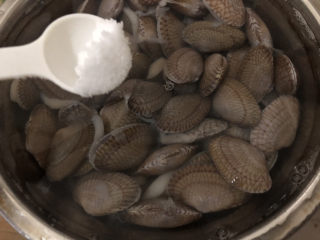 葱油花蛤,买回来的花蛤放点盐养二十分钟左右（吐污）