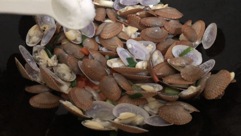 葱油花蛤,跟着下花蛤翻炒一下加入盐