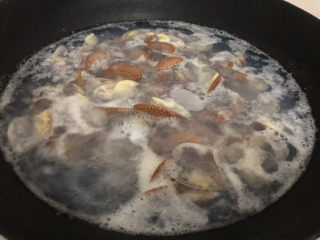 葱油花蛤,煮二分钟左右，壳开就可以了