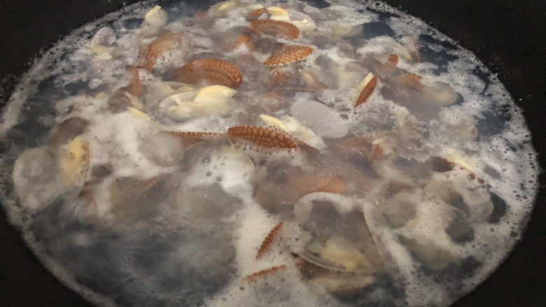 葱油花蛤,煮二分钟左右，壳开就可以了