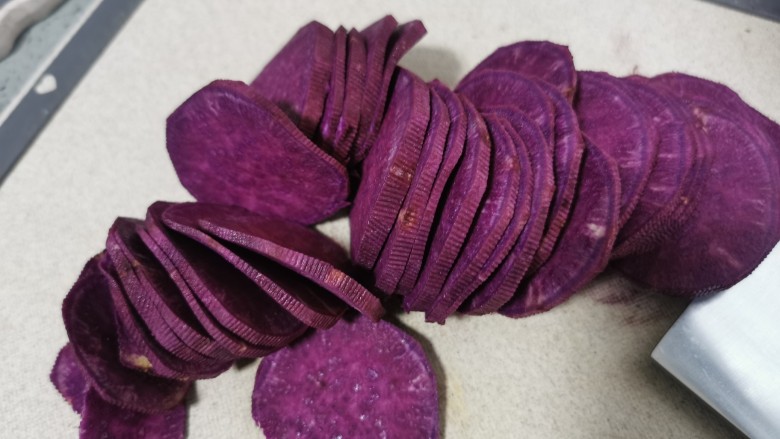 糯米紫薯糕,紫薯去皮切片