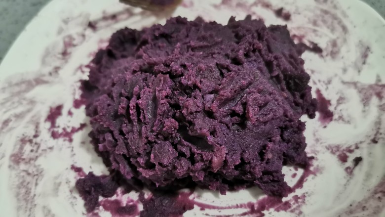 糯米紫薯糕,捣成泥备用