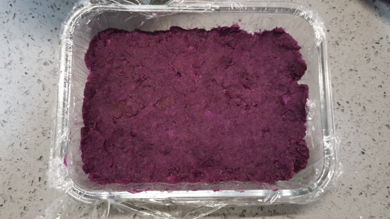 糯米紫薯糕,再铺上一层紫薯泥