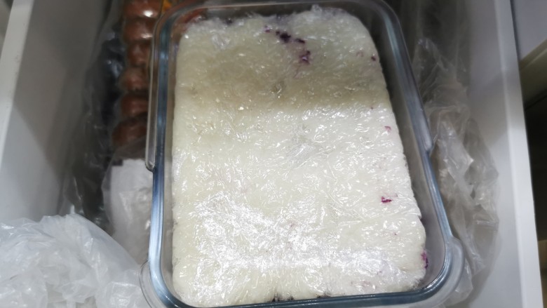 糯米紫薯糕,放入冰箱冷藏2小时，或者冷冻30分钟，降温后口感更好
