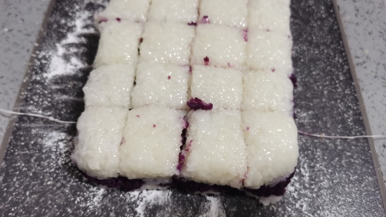糯米紫薯糕,用细线绳分割即可食用